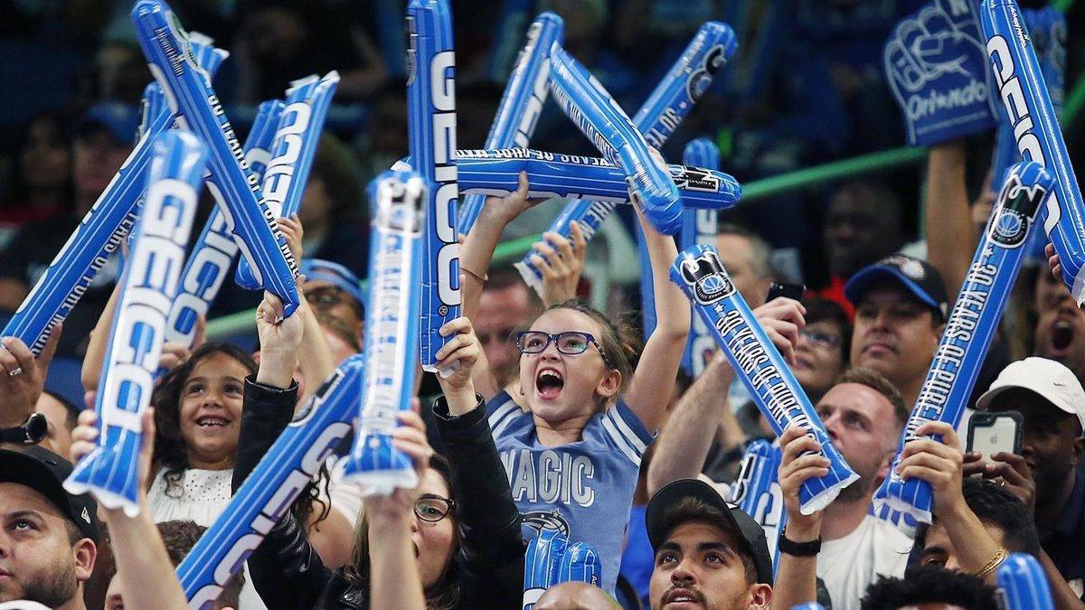 Неописуемые эмоции счастья. Так бывает, когда фанаты забрасывают мяч с центра