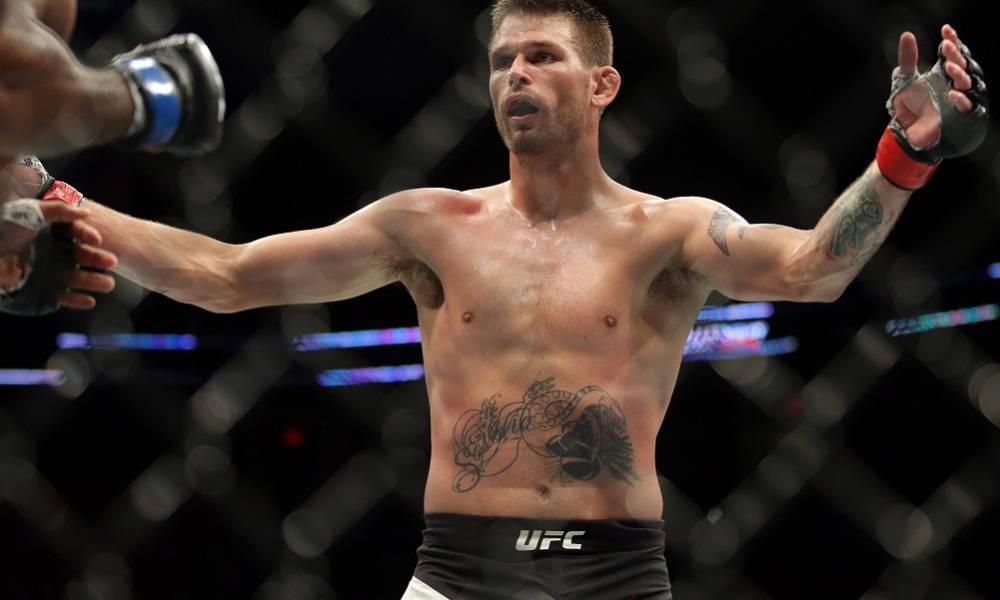 Боец UFC во время поединка сломал ногу в двух местах