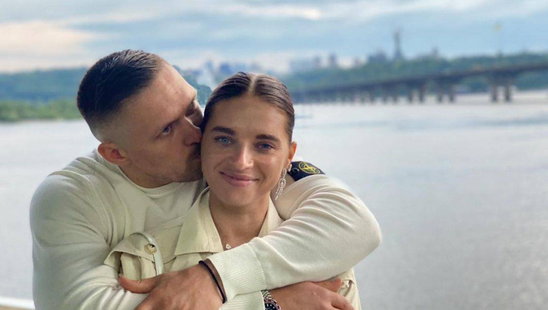 Усик нежно поздравил супругу с годовщиной