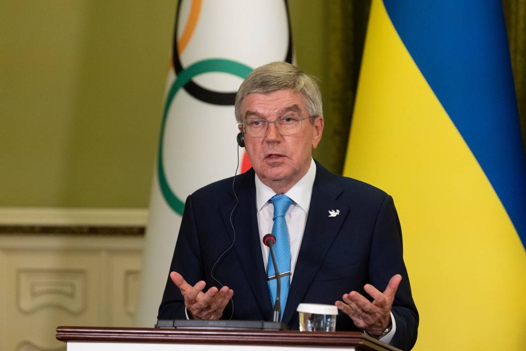 Президент МОК не виключає можливості виключити росіян та білорусів
