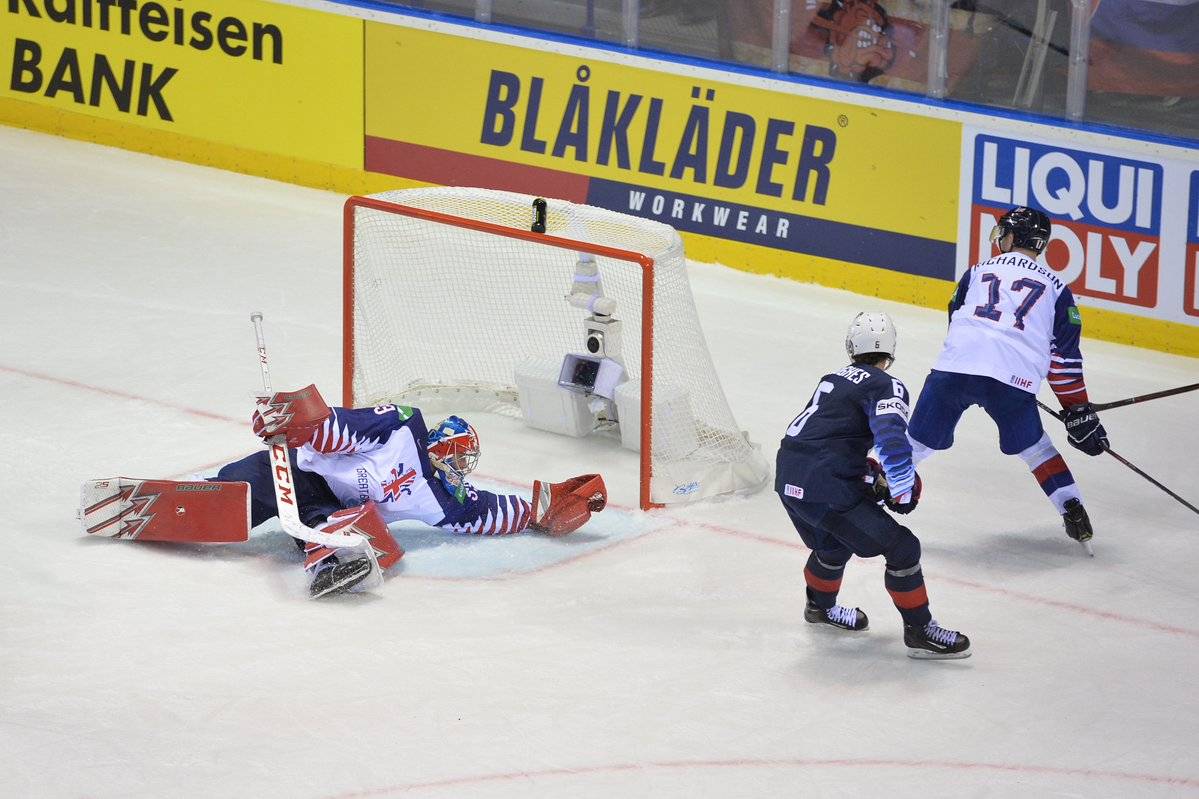 Боунс не дал забить Хьюзу первый гол на ЧМ-2019 и сотворил лучший сэйв дня