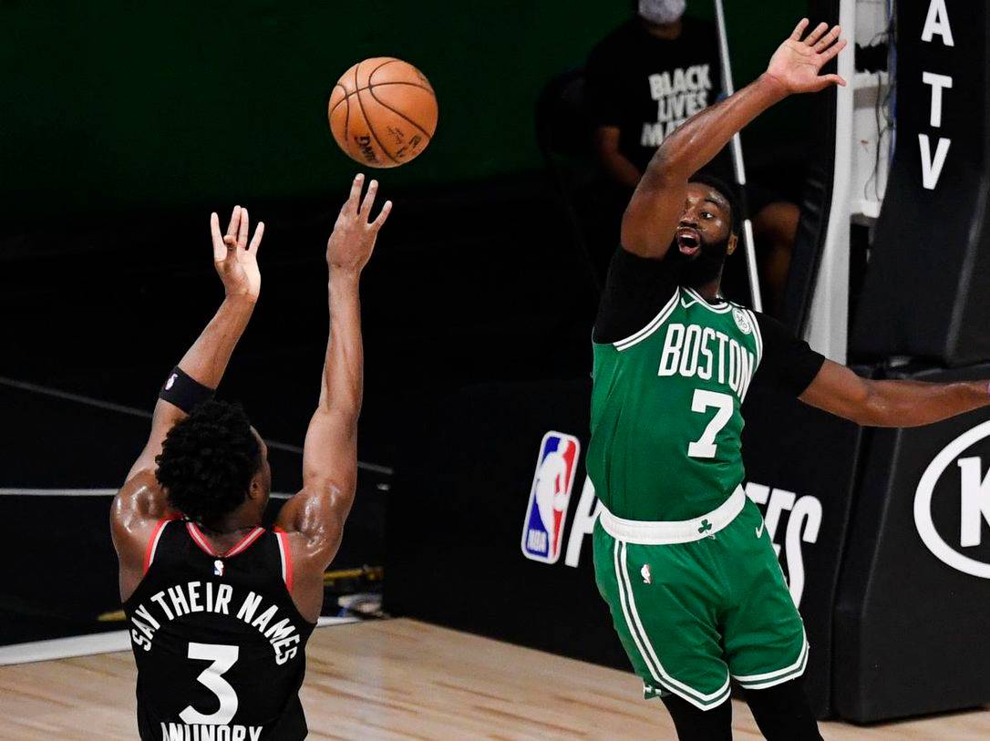 Чемпионы НБА имели 0,5 секунды, чтобы уйти от поражения. Прекрасная треха всех спасла