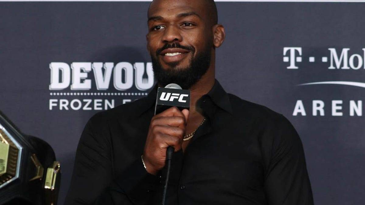 Джон Джонс утверждает, что не тренирует свои фирменные и запрещенные тычки пальцем в глаз