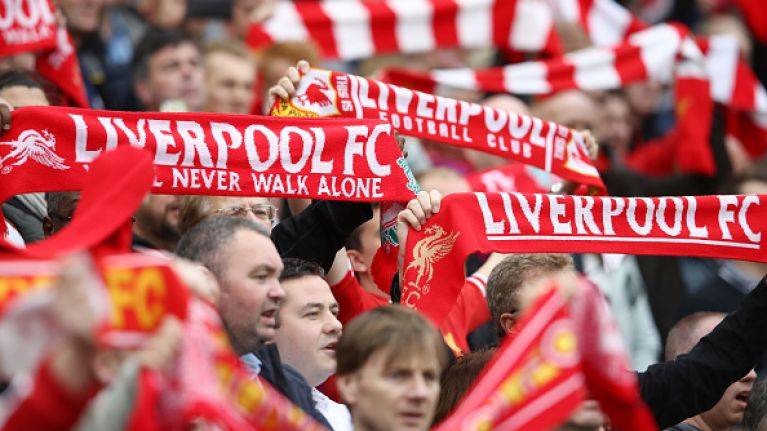 Фаны «Ливерпуля» устроили ночное файер-шоу перед отелем, где остановилась «Барселона»