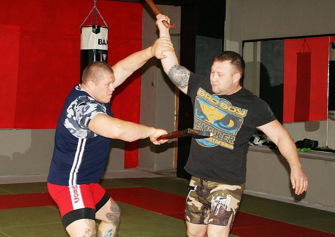 Дважды сидевший в тюрьме российский боец ранил топором спарринг-партнера. Видео