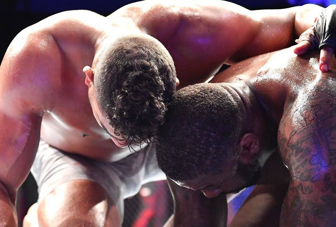 Вот, что такое уважение. Оверим победил, но не забыл о человечности