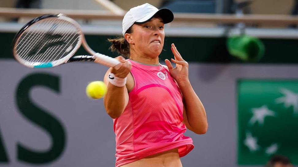 Втомлена після важкого бою з Костюк Швентек зачехлила ракетку на Roland Garros