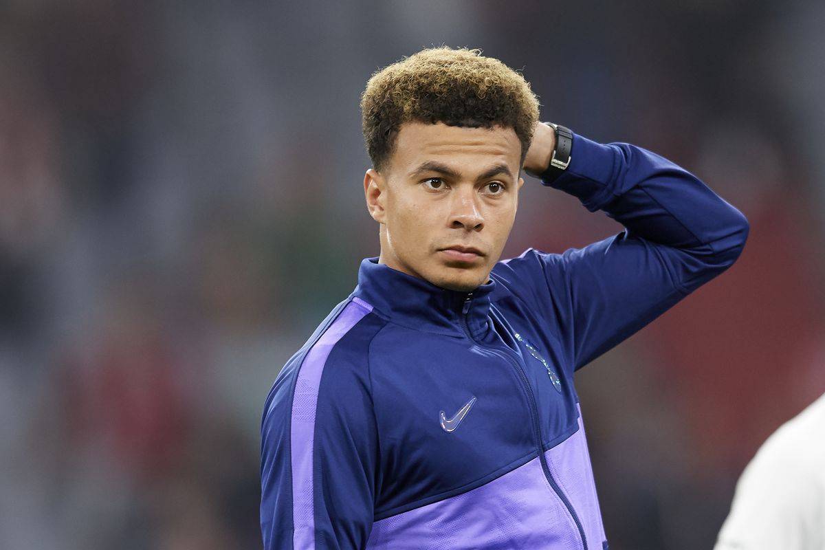 Игрок сборной Англии извинился за шутку про коронавирус