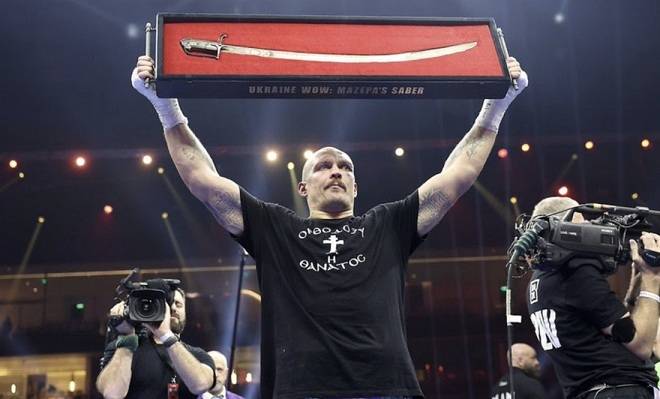 Сабля Мазепы, ставшая символом победы Усика в реванше с Фьюри, вернулась в Украину