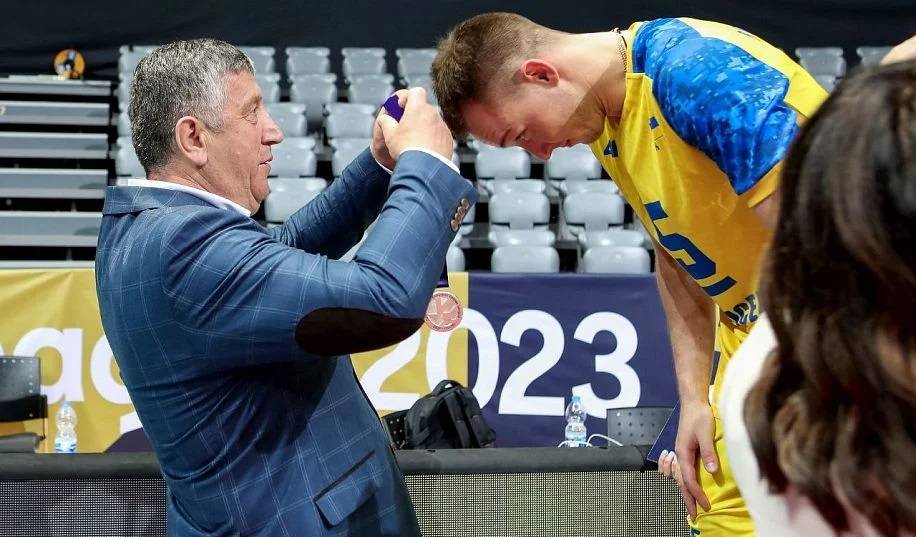 Волейболісти збірної України і ФВУ закопали сокиру війни: одного з гравців відсторонили