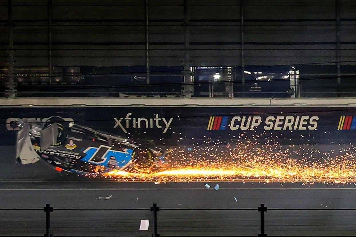 Моторошна аварія у NASCAR. Машина гонщика за кілька метрів до фінішу опинилася на даху
