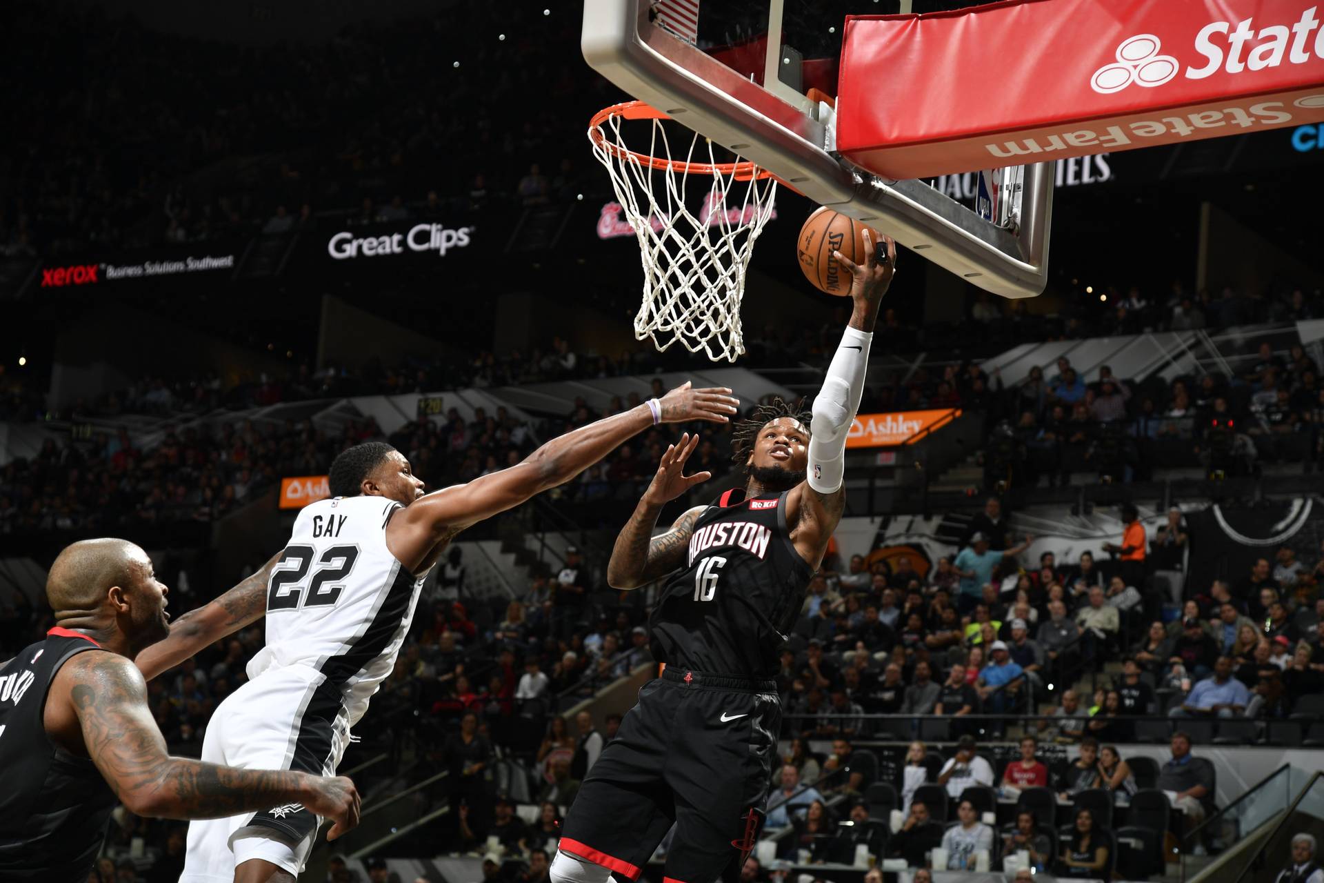 «Хьюстон» требует переигровку матча против «Сан-Антонио» из-за безумного ляпа арбитров