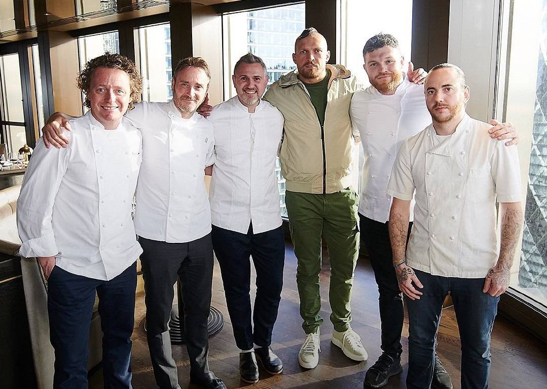 Усик собрал около 100 тысяч фунтов стерлингов для Украины на аукционе в Лондоне