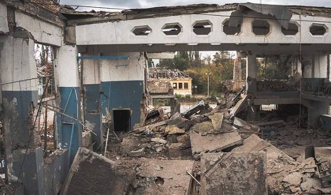россия разрушила спортивный комплекс в Донецкой области