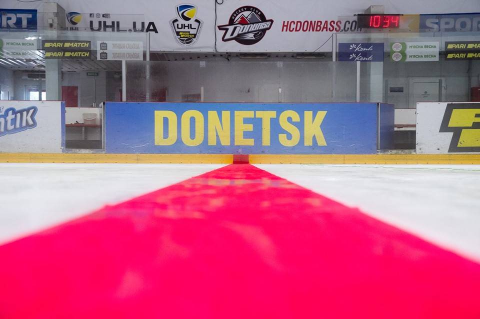 На арене «Альтаир» начали заливать лед