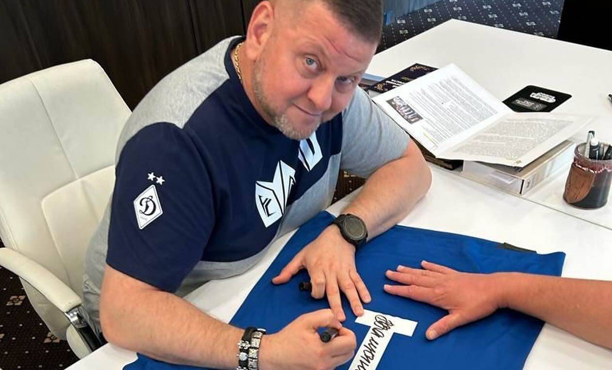 Усик не зміг викупити футболку Залужного на аукціоні