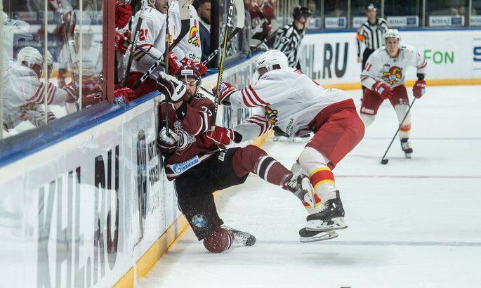 В матче КХЛ хоккеисты устроили массовую драку