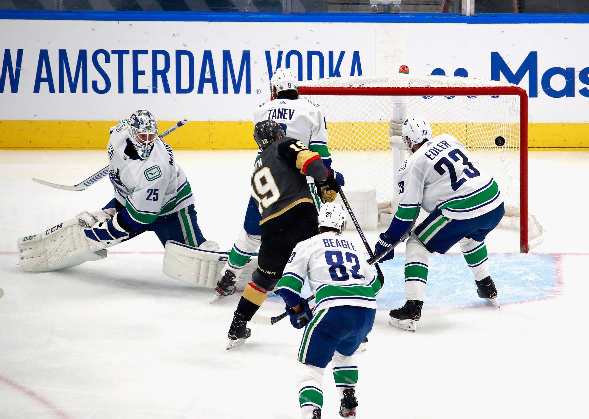 «Вегас» уничтожил «Ванкувер», «Бостон» одолел «Тампу» в первом матче серии