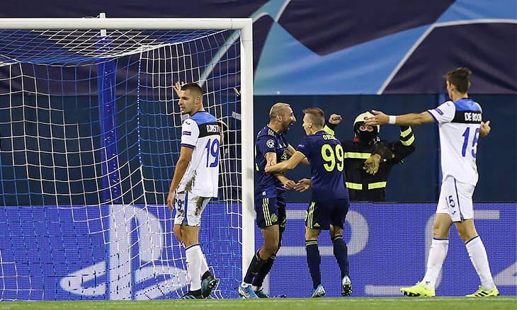 Игрок загребского «Динамо» после гола в ворота «Аталанты» бросился в объятия пожарного