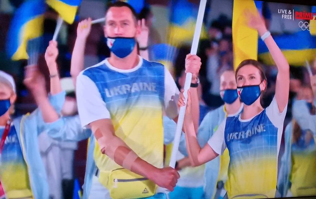 Україну висміяли в соцмережах за маску під носом у прапороносця