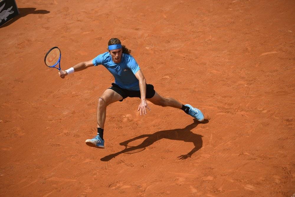 Циципас в сложнейшем двухдневном матче пробился в четвертый круг Roland Garros