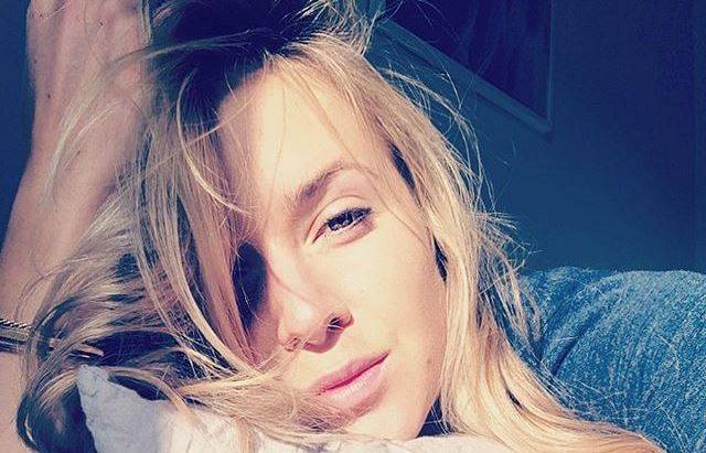 Свитолина показала стройные ножки в черно-белом цвете