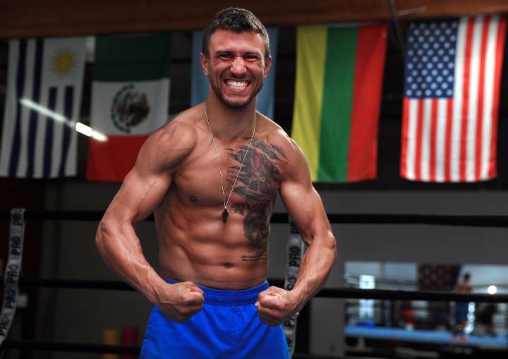 Ломаченко снова пляже. Подготовка у украинского чемпиона в самом разгаре