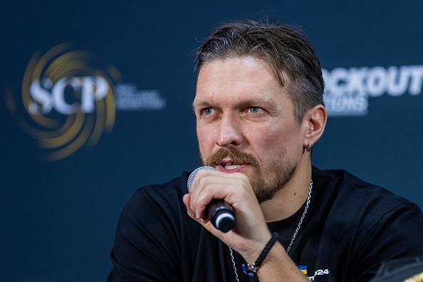 «Ворог хоче забрати у нас геть усе». Усик після битви поглядів з Дюбуа зачитав реп