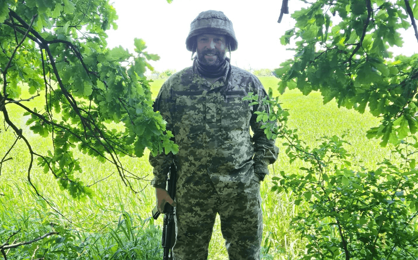 Колишній гравець збірної України служить в ЗСУ. Контузило під час обстрілу, потрапив в госпіталь і готується повертатися на фронт 