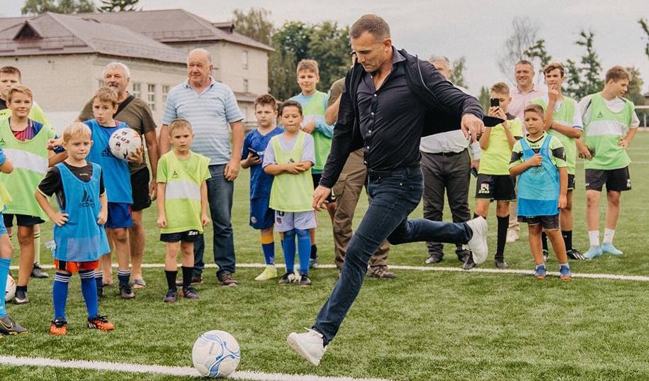 Шевченко відвідав тренування дітей із постраждалої від рашистів Бородянки