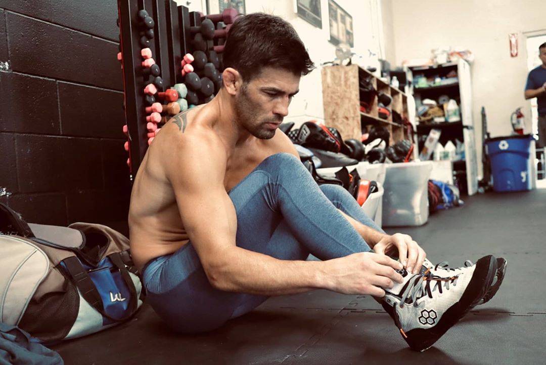 Вот, что значит уважение. Звезда UFC сам моет пол и убирает мусор в своем зале