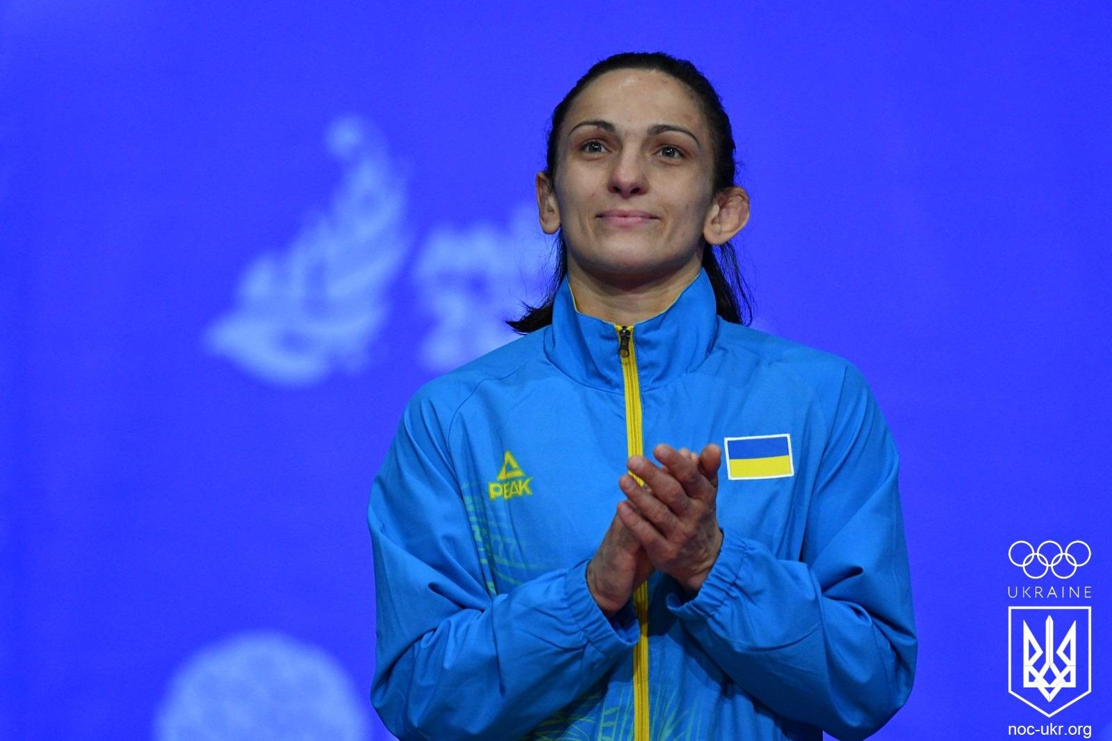 Мужчины, а вы так сможете? Чемпионка мира и Европы вытворяет чудеса с гирями – словно жонглер в цирке