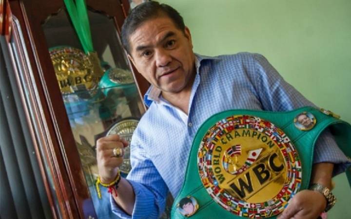 Экс-чемпион мира нарядился в костюм Санта Клауса и поздравил детей в Мексике