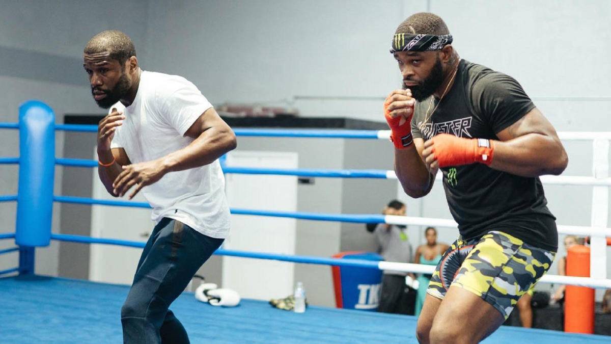 Екс-чемпіон UFC Вудлі розповів, як йому допомогли тренування з Мейвезером