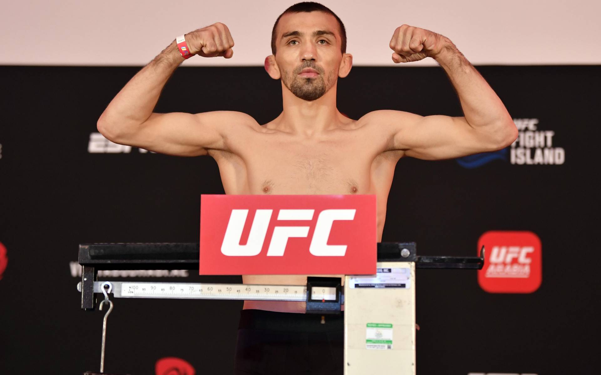 На одного рашиста в UFC стало менше