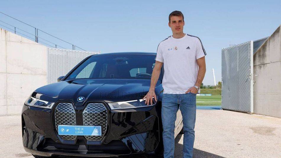 Лунин получил новый премиум-автомобиль от Реала