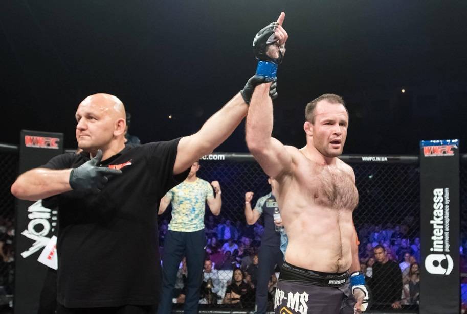 Гузев в сложнейшем поединке сохранил титул WWFC