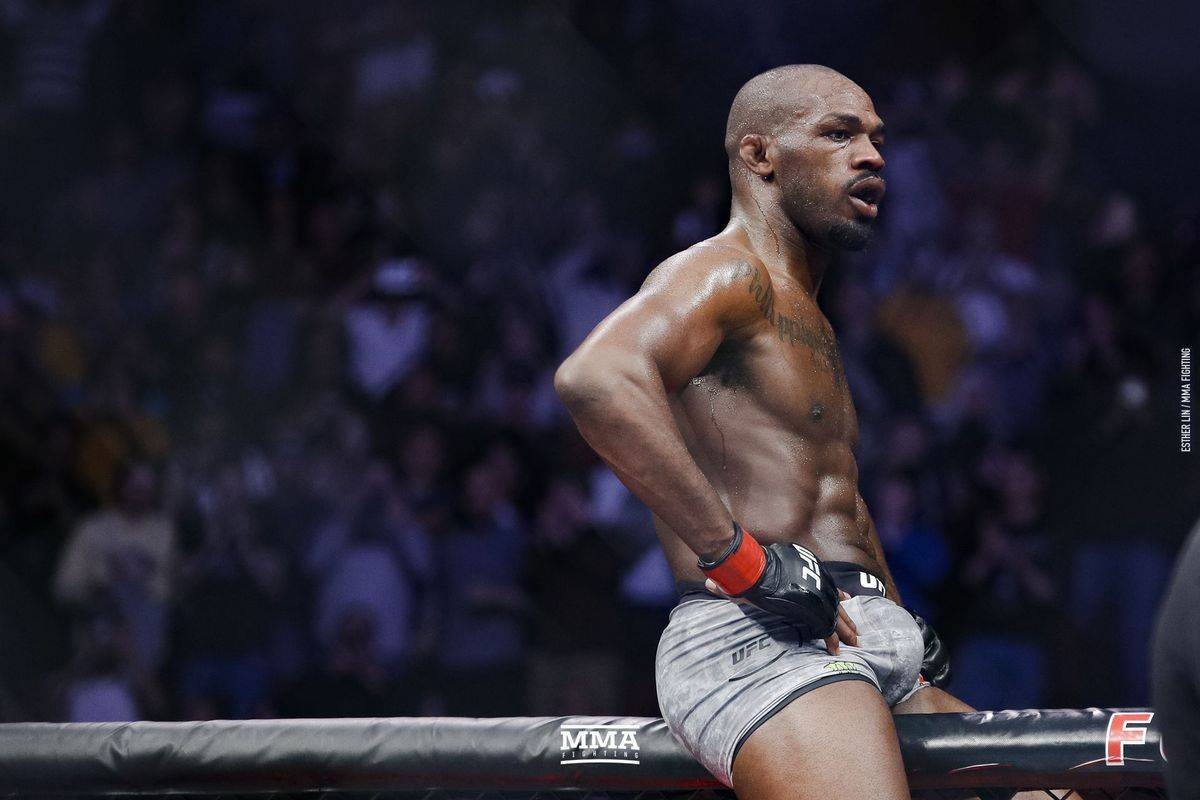 Ковингтон жестко подшутил над Джоном Джонсом из-за обвинений в домогательствах