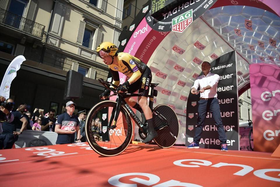 Роглич из Jumbo-Visma – победитель первого этапа Giro d’Italia 