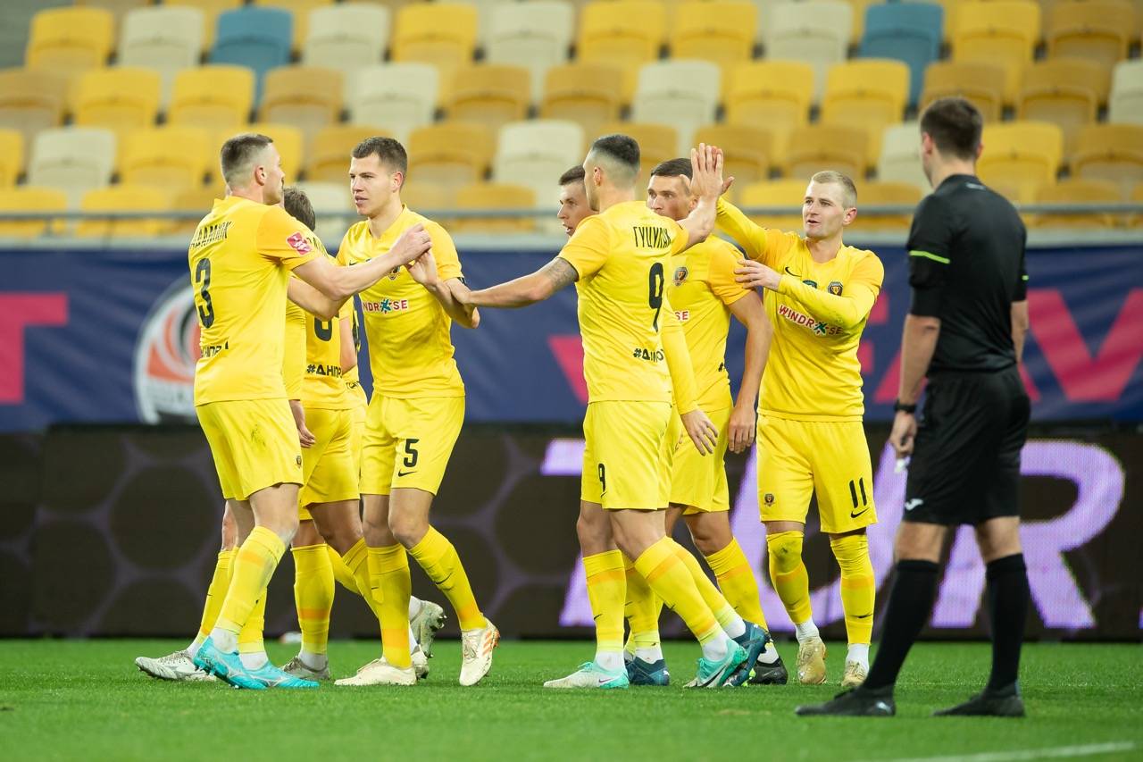 Гравці Дніпра-1 отримали приємний бонус від Максимова