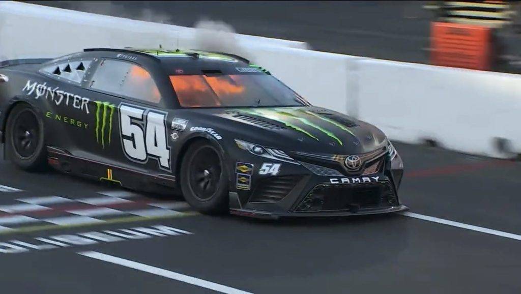 Гонщик NASCAR дивом не згорів в автомобілі під час практичного заїзду