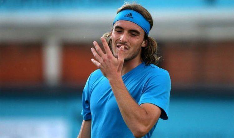 Циципас угодил мячом в лицо рефери