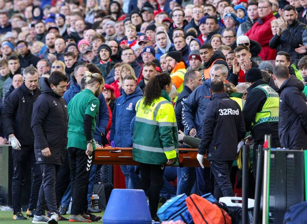 Форварду «Лидса» стало плохо на скамейке запасных во время матча против «Мидлсбро»