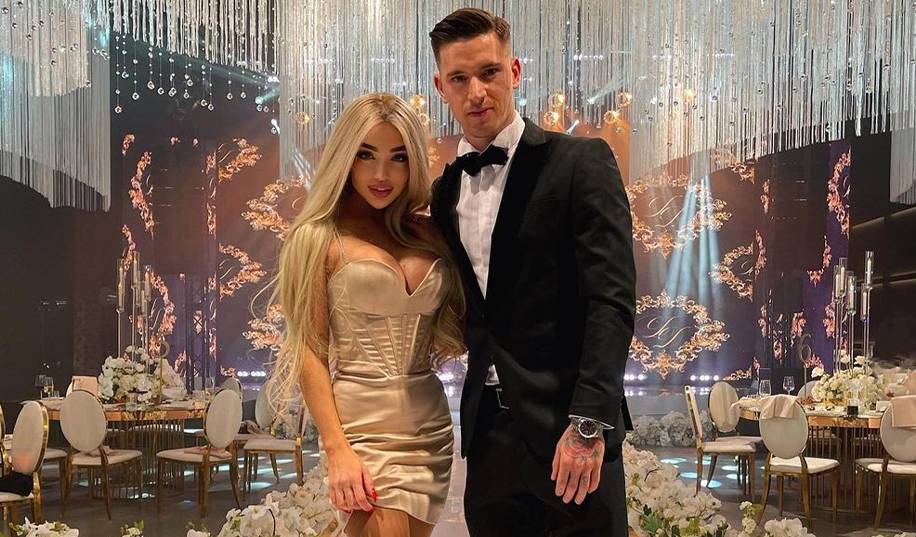 Ого! Колишня Вербича показала фото голого екс-гравця «Динамо» у компанії жінки «з сюрпризом»
