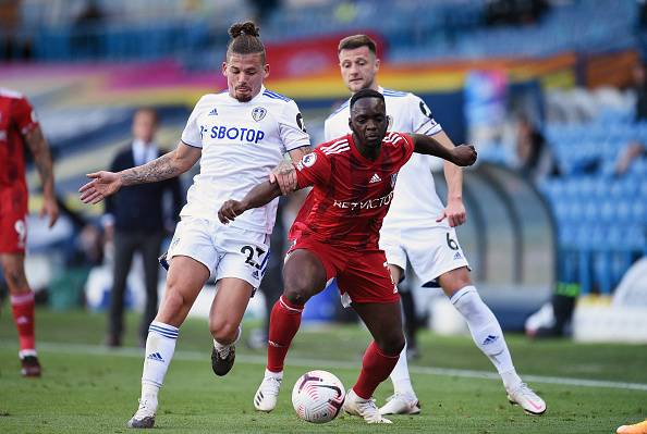 «Лидс» в матче с семью голами добыл первую победу в АПЛ