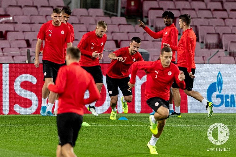 Игроков «Славии» раздели догола перед матчем с «Барселоной» в ЛЧ из-за испанского короля