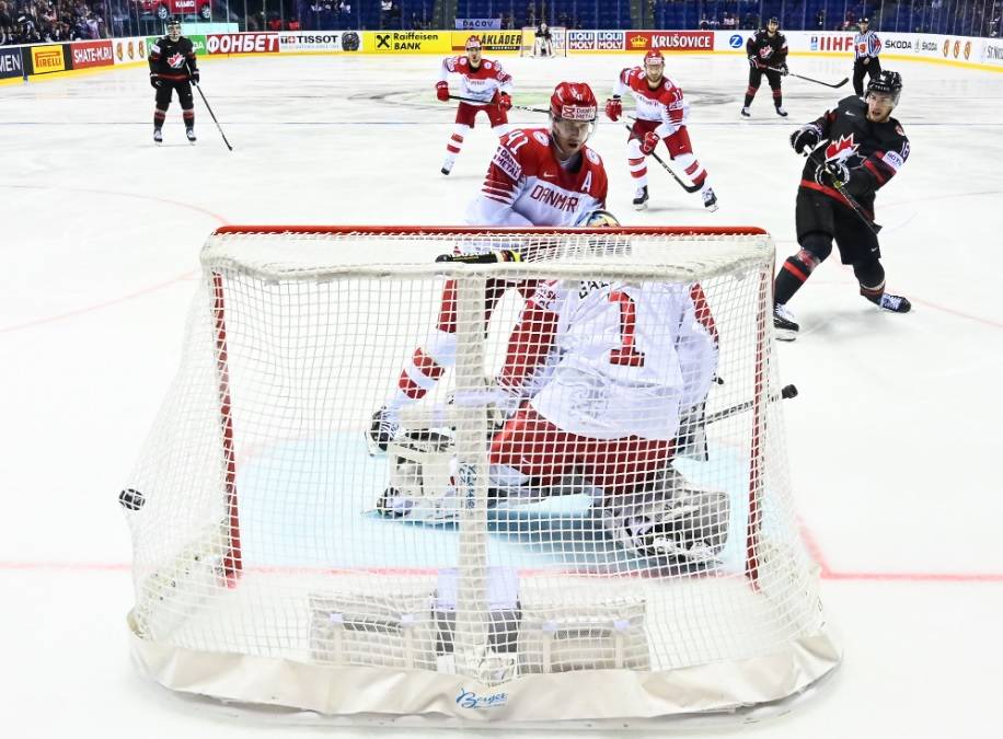 Канада разгромила Данию и продолжает претендовать на первое место в группе А