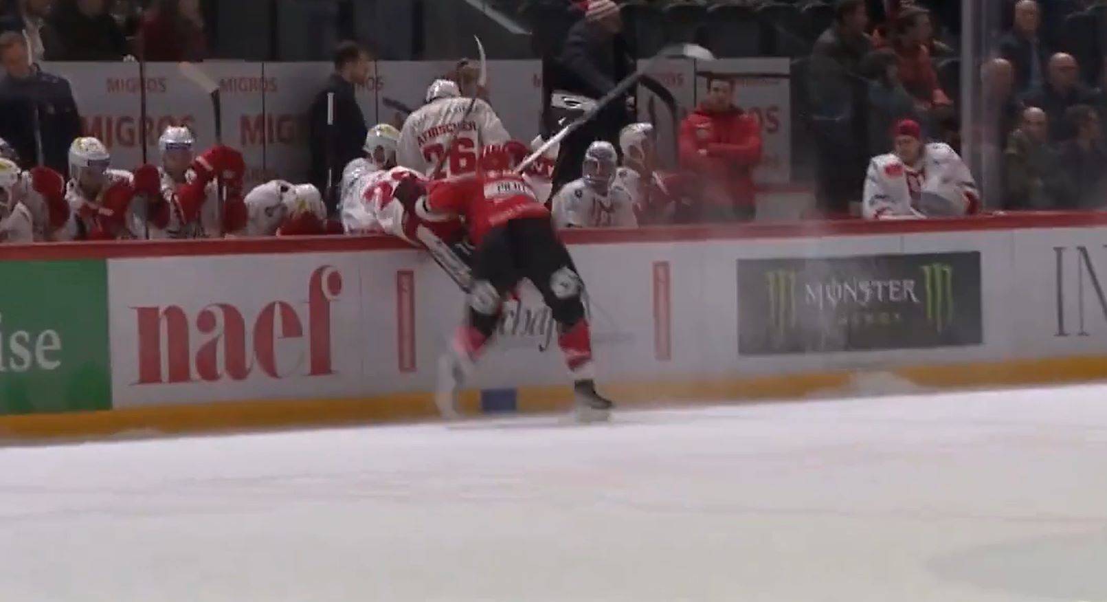 В Швейцарии дисквалифицировали хоккеиста, порезавшего горло соперника своим коньком