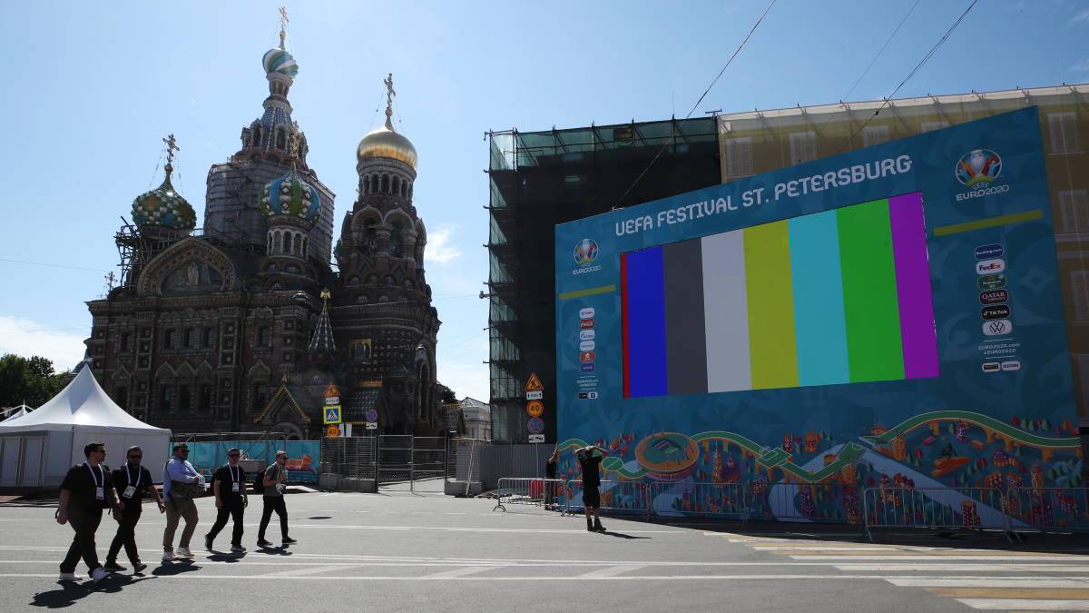 Полиция Санкт-Петербурга попросила фаната убрать флаг сборной Украины в фан-зоне Евро-2020