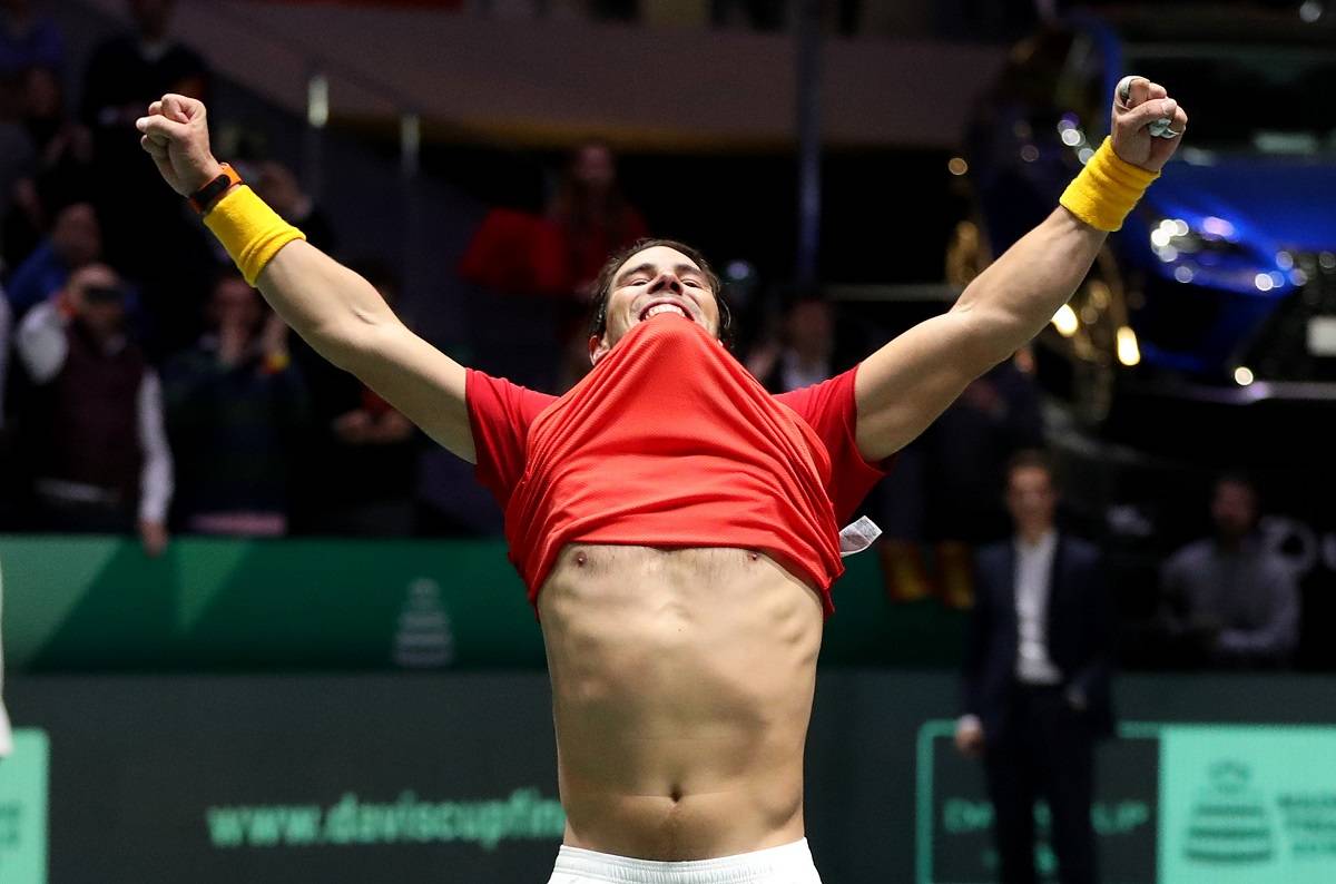 Надаль пятый раз в карьере стал победителем турнира в Абу-Даби, с трудом переиграв Циципаса в финале